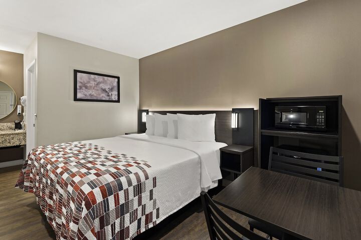1 Queen Bed (4 of 12)