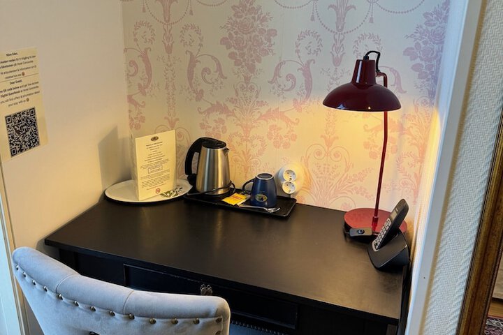 Room 98 of 212