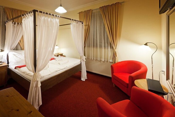Room 11 of 33