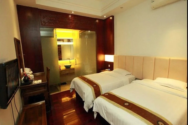 Room 6 of 16