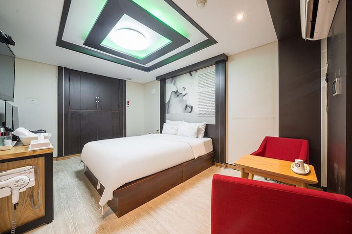 Room 8 of 10