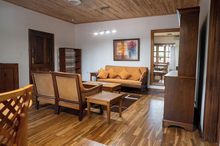 Room 6 of 11