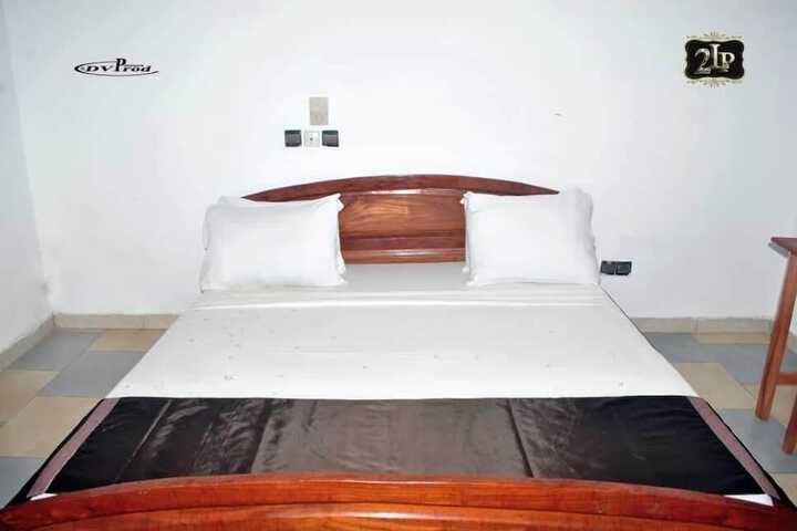 Room 12 of 16