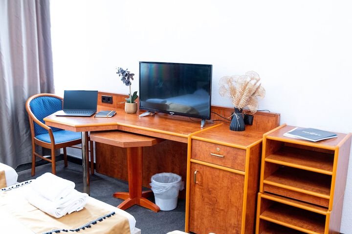 Room 27 of 48