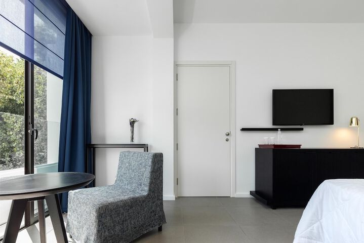 Room 42 of 182
