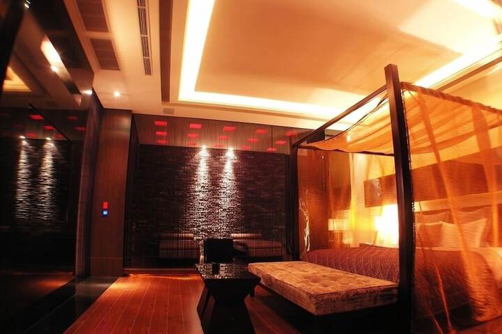 Room 32 of 100