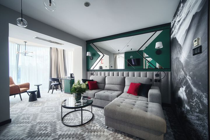 Room 3 of 98
