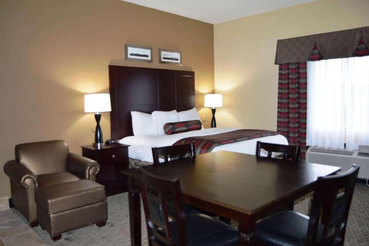 2 Queen Beds (2 of 3)