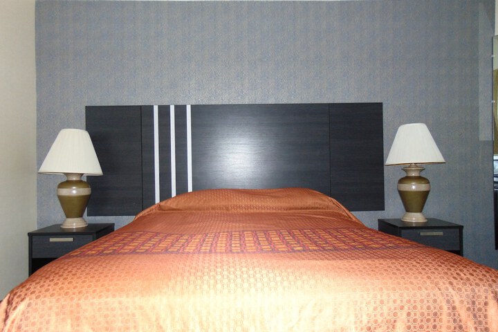 1 Queen Bed (10 of 22)