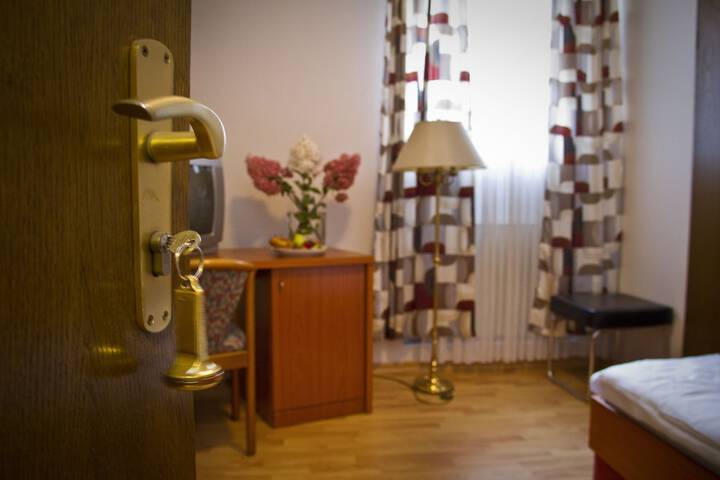 Room 4 of 15