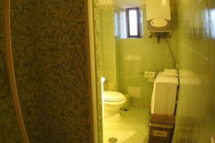 Room 6 of 25
