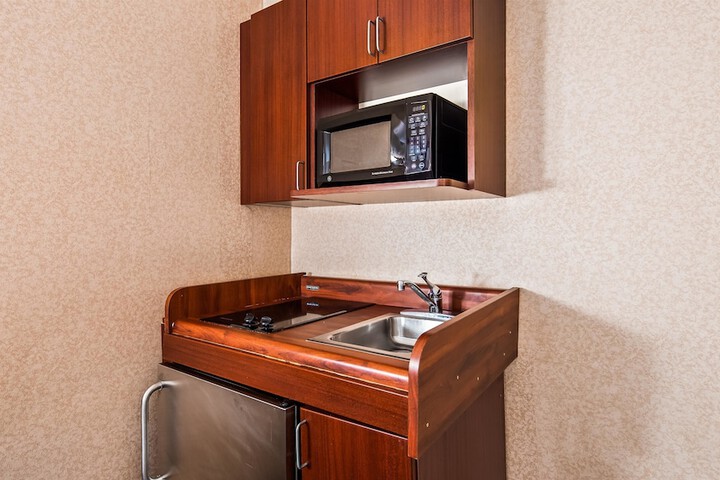 1 King Bed High Speed Internet Accessible Jacuzzi Microwave and Refrigerator Continenta (17 of 20)