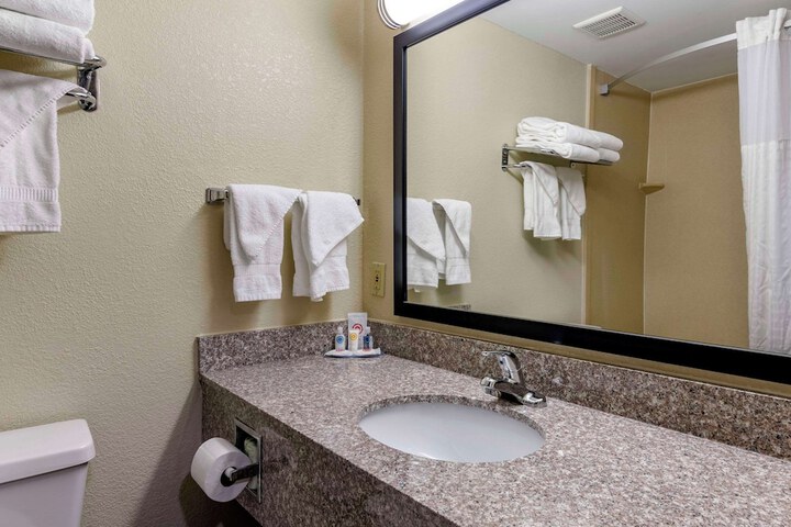 2 Queen Beds Accessible (6 of 17)