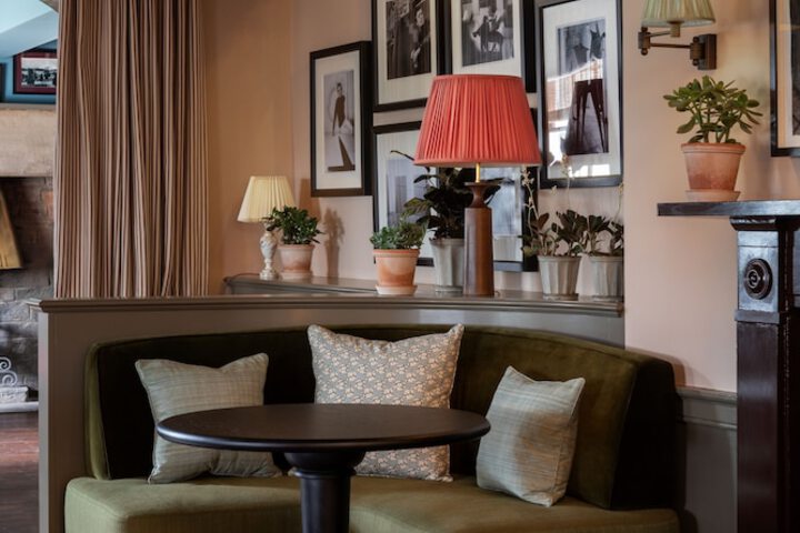Lounge 63 of 71