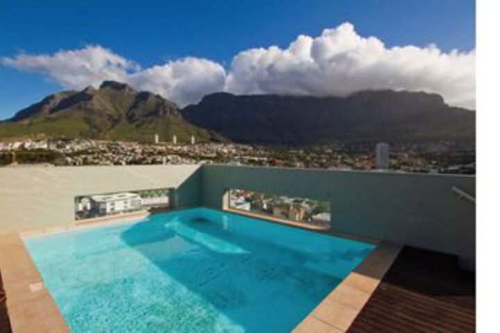 Cape Town CBD Flat with Mountain Views