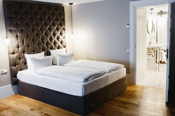 Room 9 of 42