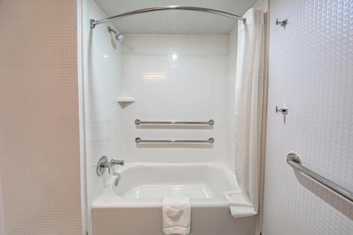 Double Accessible 2 Queen Beds (4 of 5)
