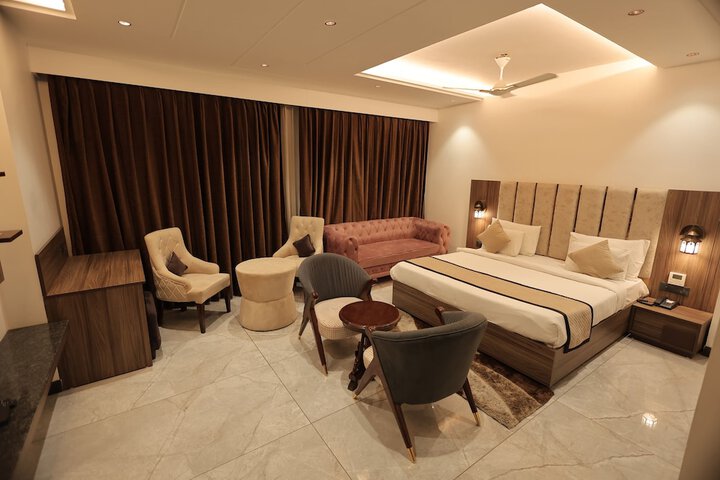Room 7 of 12