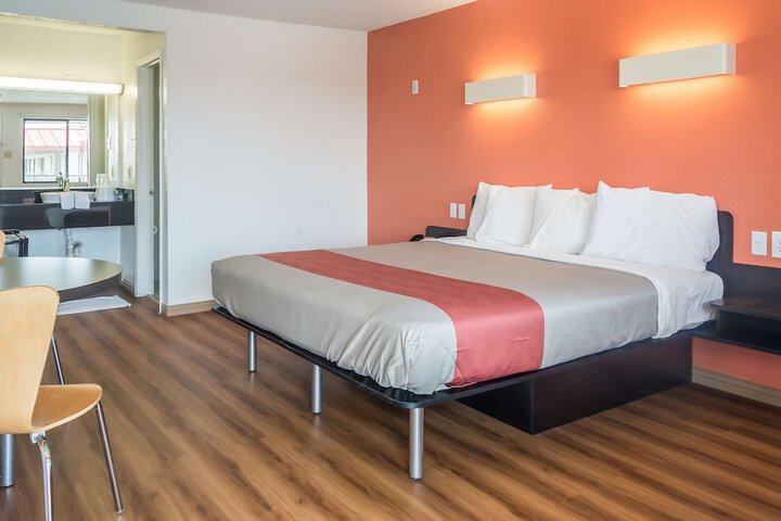1 King Bed (2 of 5)