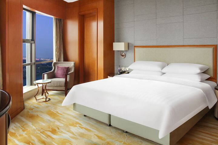 Room 4 of 105