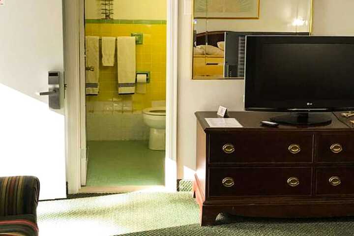 1 Queen Bed (2 of 10)