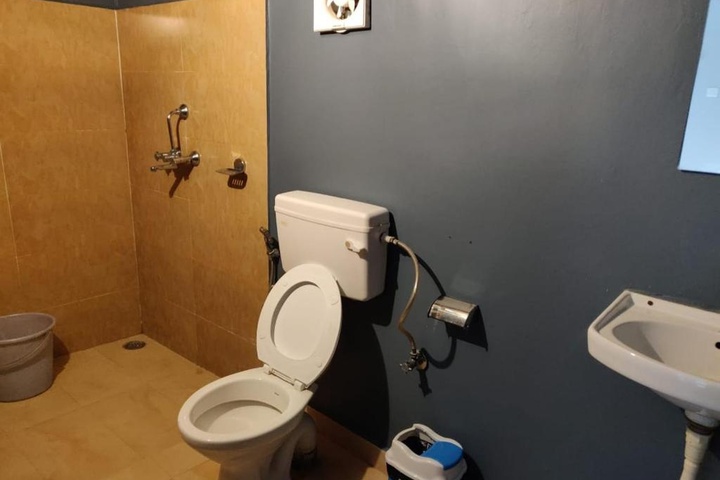 Room 4 of 10