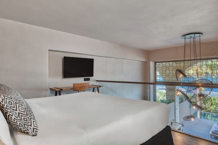 Room 33 of 100