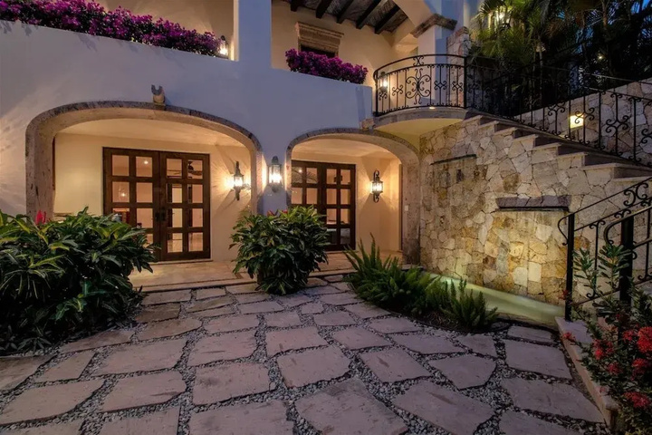 Casa de la Familia 7 Bedroom Contemporary Hacienda Style at Discounted Rate!