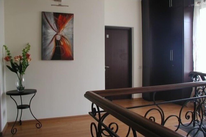 Room 8 of 83