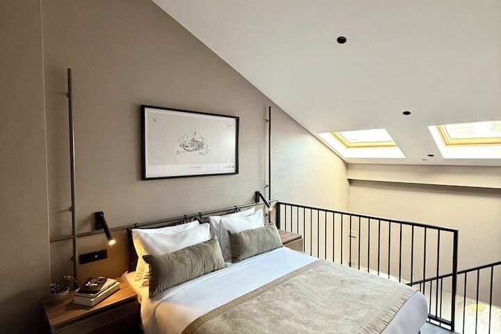 Room 27 of 104