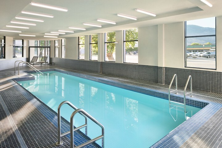 Swimming pool at Four Points by Sheraton Penticton at the Convention Centre