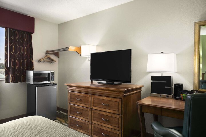 1 Queen Bed (17 of 22)