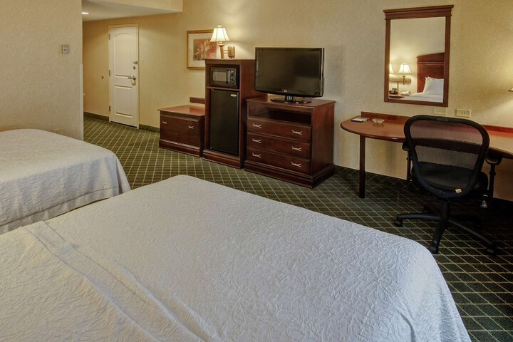 2 Queen Beds Mobility Hearing Accessible Tub (4 of 8)