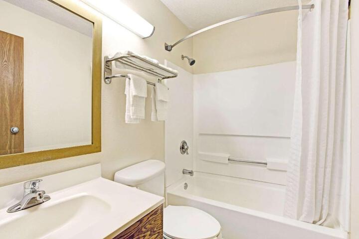 1 King Bed Deluxe Room (3 of 9)