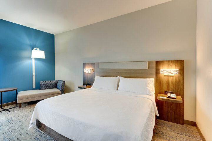 1 King Bed (15 of 18)