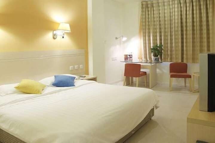 Room 6 of 8