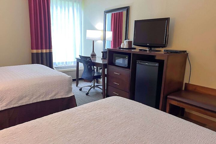 1 Queen Bed Accessible (17 of 18)