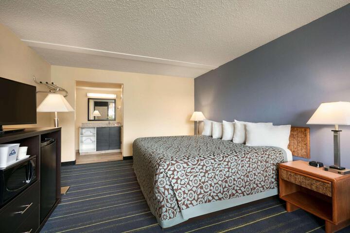 1 King Bed Deluxe Accessible Room (4 of 19)