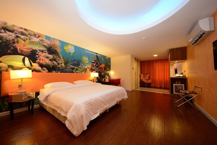 Room 10 of 34