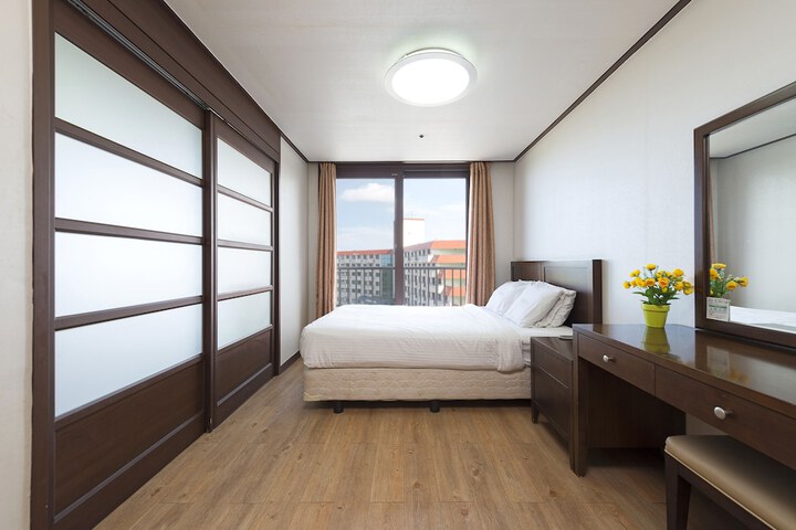 Room 13 of 32