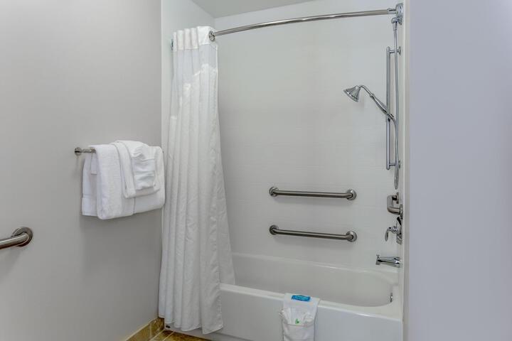 1 King Stndrd Comm Mobility Accessible Roll Shower (19 of 25)
