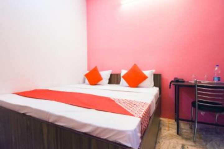 OYO 49541 Hotel Waris Residency