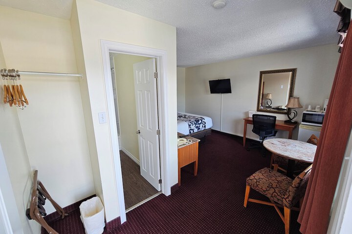 Room 10 of 38