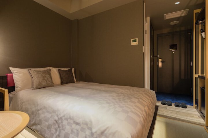 Room 4 of 77