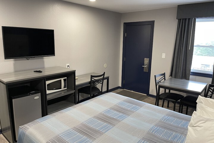 1 Queen Bed (8 of 14)