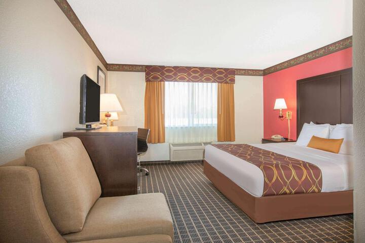 1 King Bed (5 of 10)