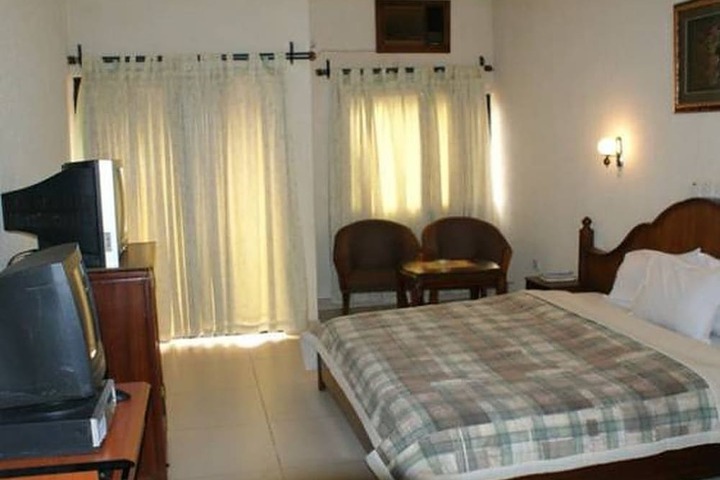Room 4 of 16