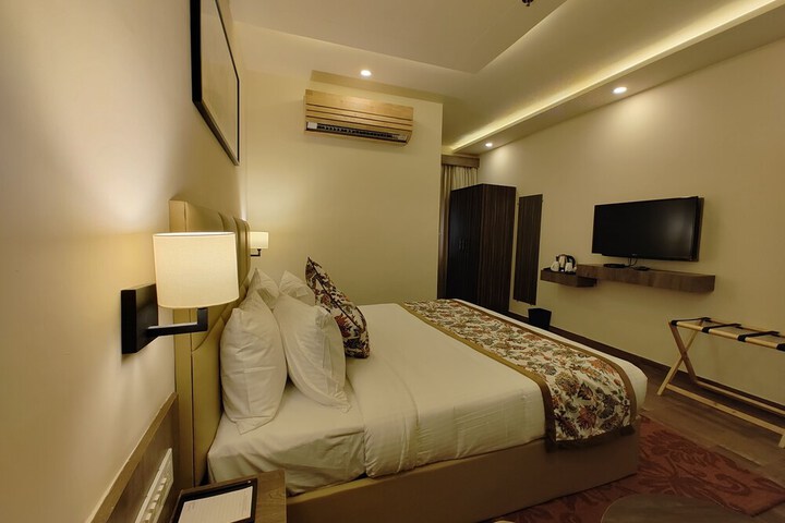 Room 9 of 33