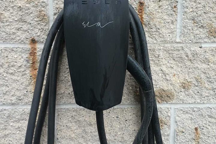 Electric vehicle charging station