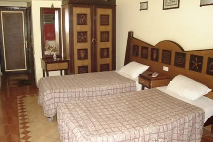 Room 4 of 14